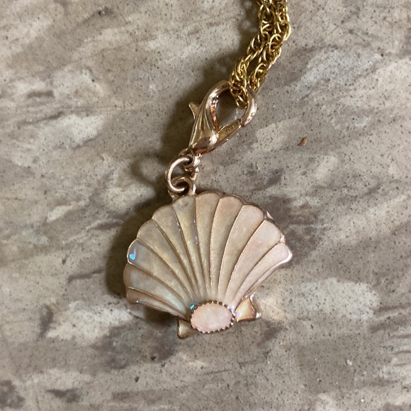 Shell Necklace - Picture 3 of 3
